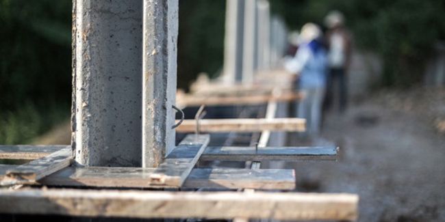 Installer une clôture : faut-il faire appel à un professionnel ou se lancer soi-même ?