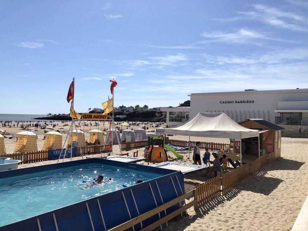 À Royan, des jeunes de Lyon transforment une piscine en trampoline