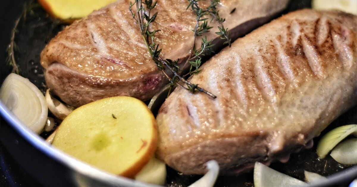 Savourez un magret de canard au poivre vert et son gratin dauphinois avec Cyril Lignac