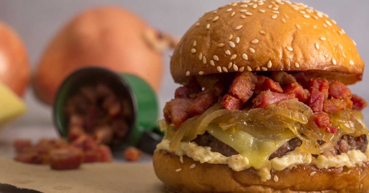 Découvrez le burger savoyard : une fusion gourmande de saveurs montagnardes