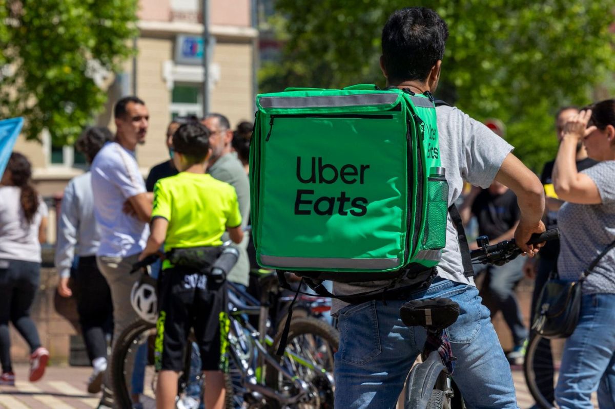 La canicule incite Uber Eats et Deliveroo à réagir : une suspension des livraisons temporaire
