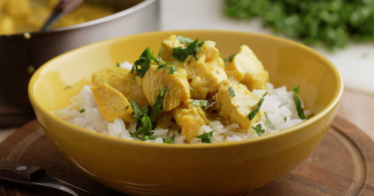 Découvrez la recette express du poulet au curry en 15 minutes