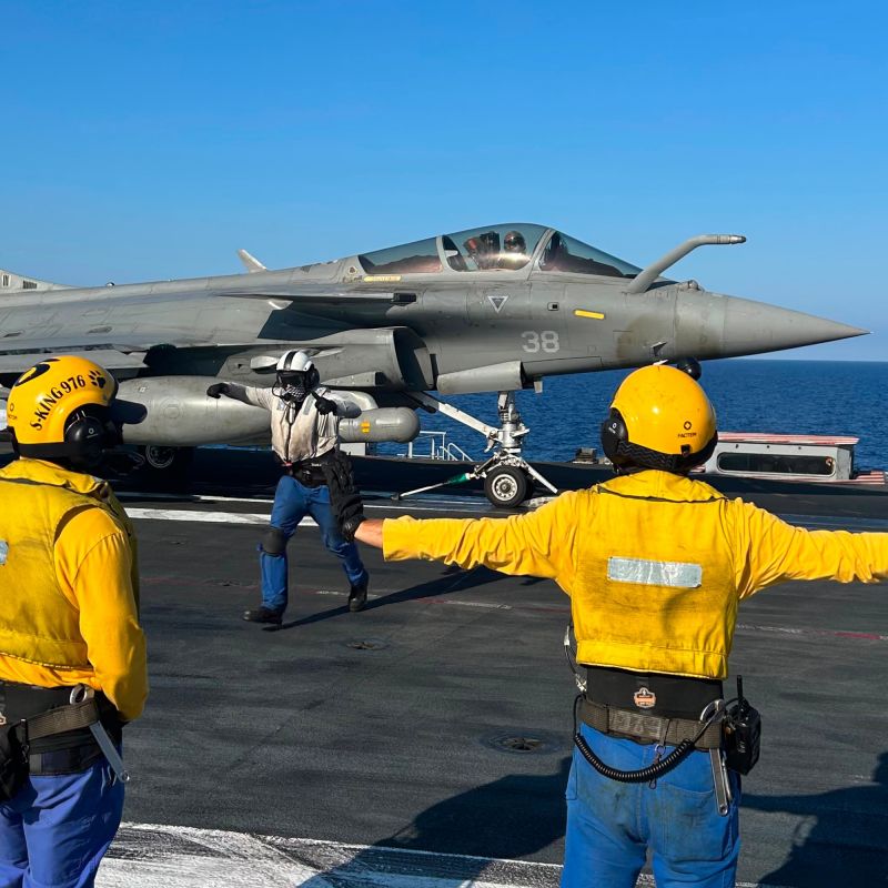 Plongée au cœur du porte-avions Charles de Gaulle : 24 heures d'opérations en mer