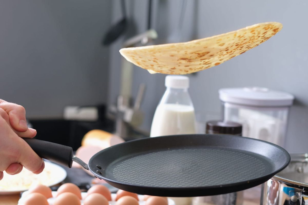 maîtrisez l'art de faire sauter vos crêpes comme un vrai chef