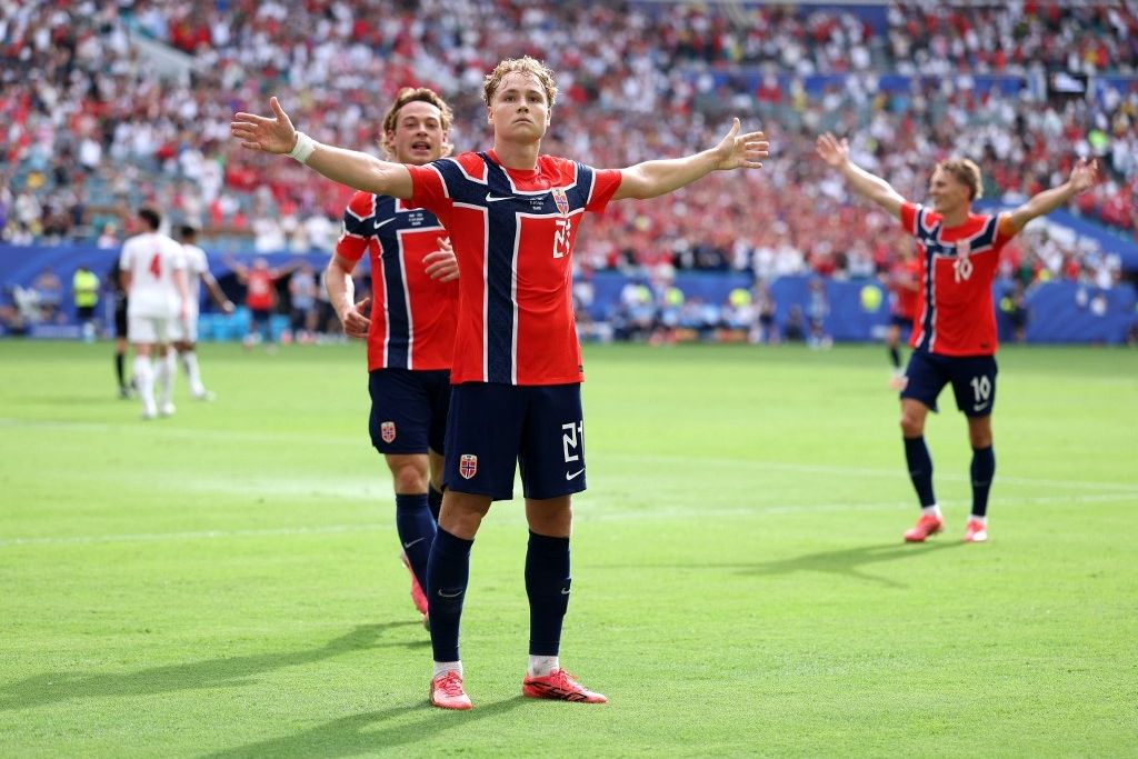 Un bijou de Schjelderup ouvre le score pour la Norvège face à l'Angleterre