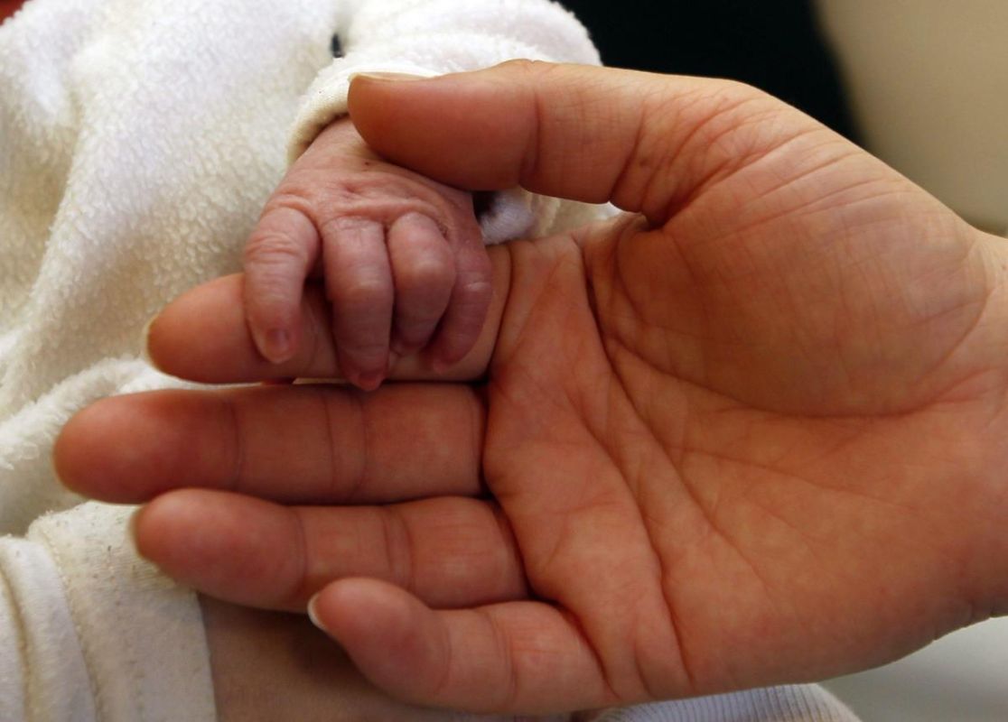 Une maman aux convictions troublantes devant la justice pour la mort de ses jumeaux